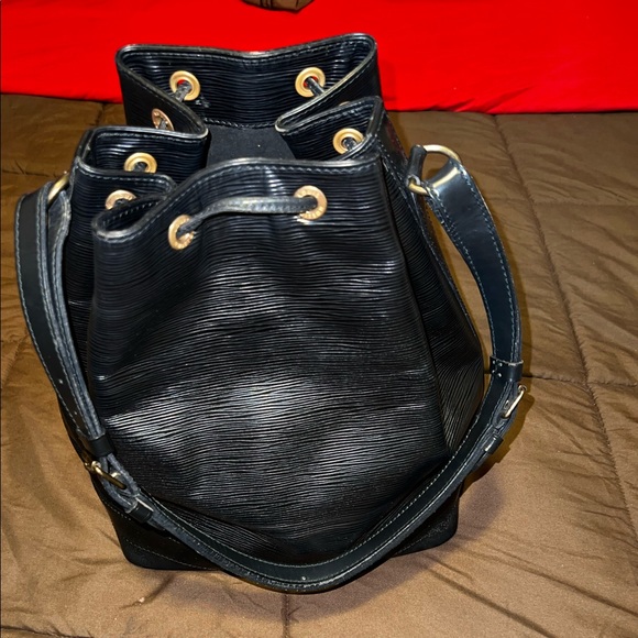 Beautiful Louis Vuitton
One Size Epi Leather Noe🖤 - Picture 3 of 7
